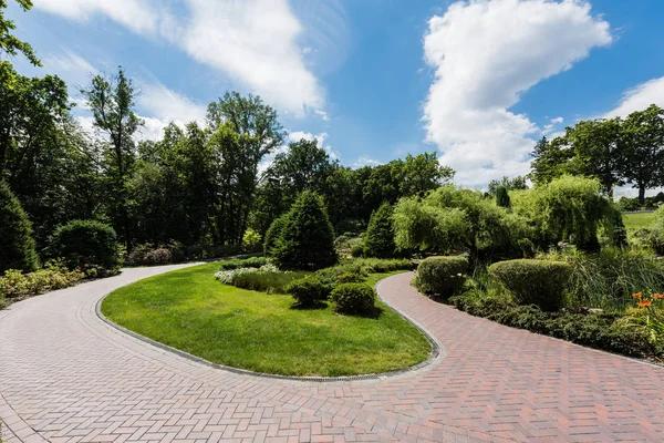 Custom Landscape Design Tips for a More Beautiful Home